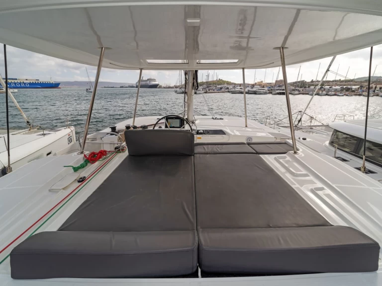 Hire Catamaran Lagoon with a boat licence