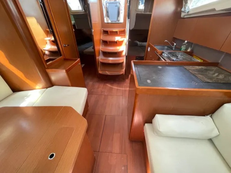 Sailboat to hire Perigiali at the best price