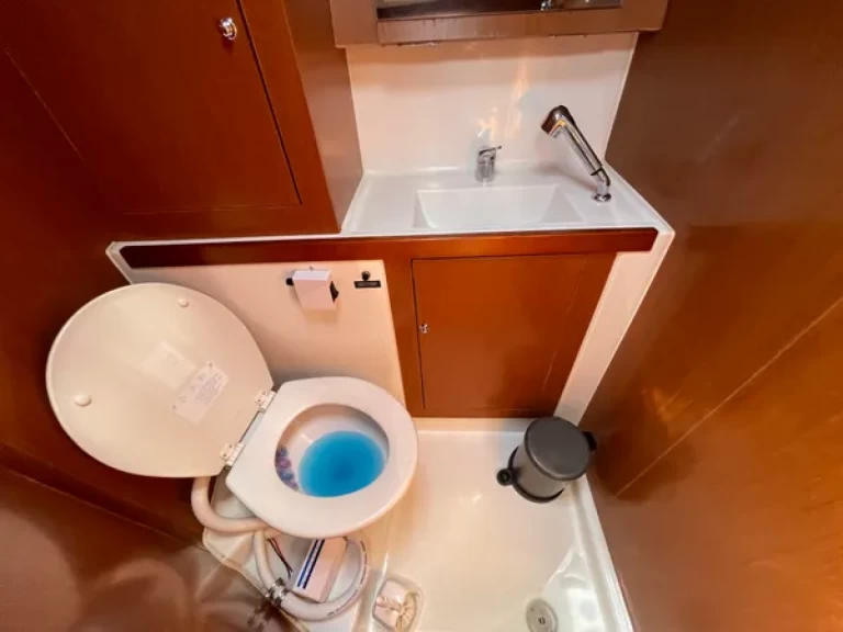 Hire a Bénéteau Oceanis 41.1 Perigiali