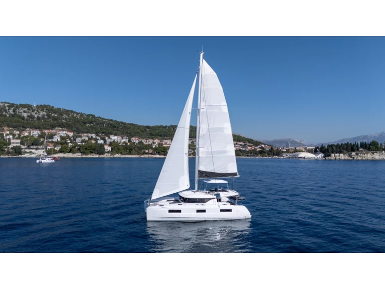 Hire Catamaran Lagoon with a boat licence