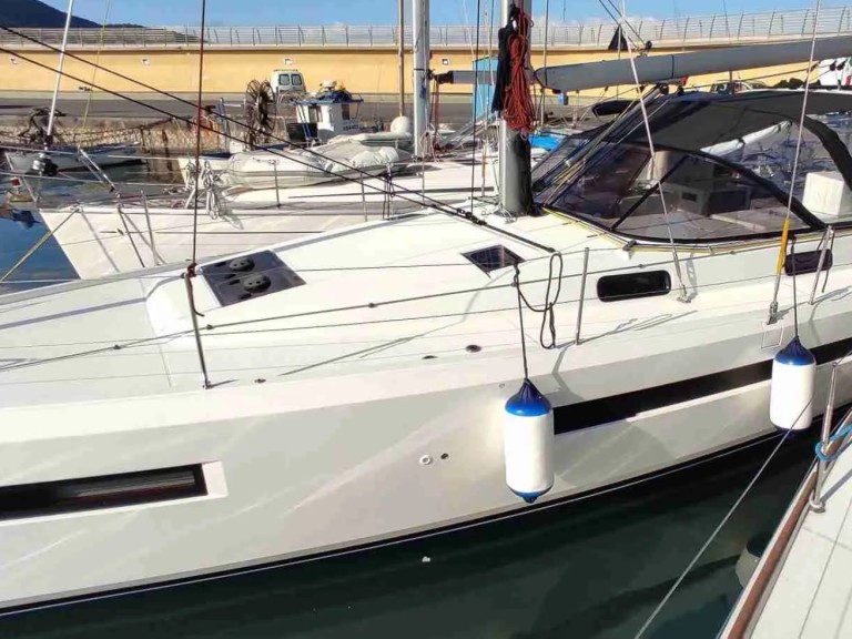 Charter a Jeanneau Sun Loft 47 in Agropoli on Samboat
