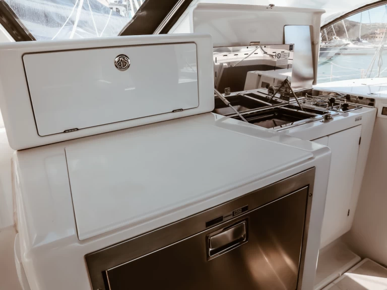 Yacht hire Olbia cheap Sun Loft 47