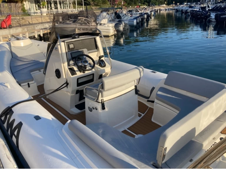 Hire RIB Bwa with a boat licence