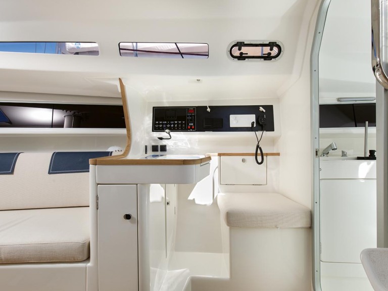 Hire Sailboat Italia Yachts with a boat licence