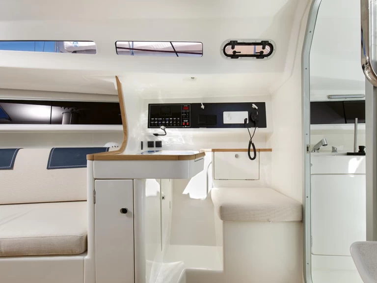 Hire Sailboat Italia Yachts with a boat licence