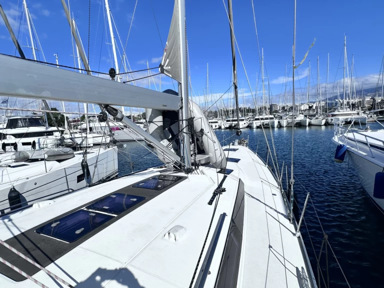 Sailboat to hire Alimos at the best price