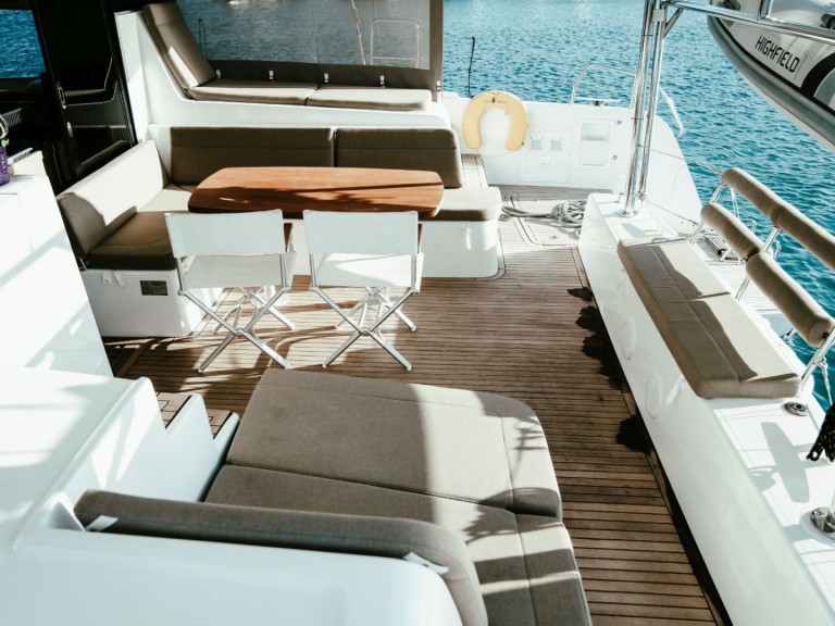 Catamaran hire in Lefkáda - Lagoon Lagoon 42