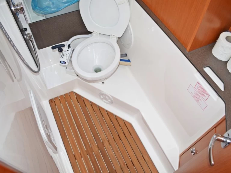 Sailboat hire in Zaton - Bavaria Cruiser 34