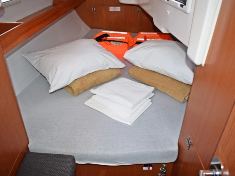 Charter a Bavaria Cruiser 34 in Zaton on Samboat