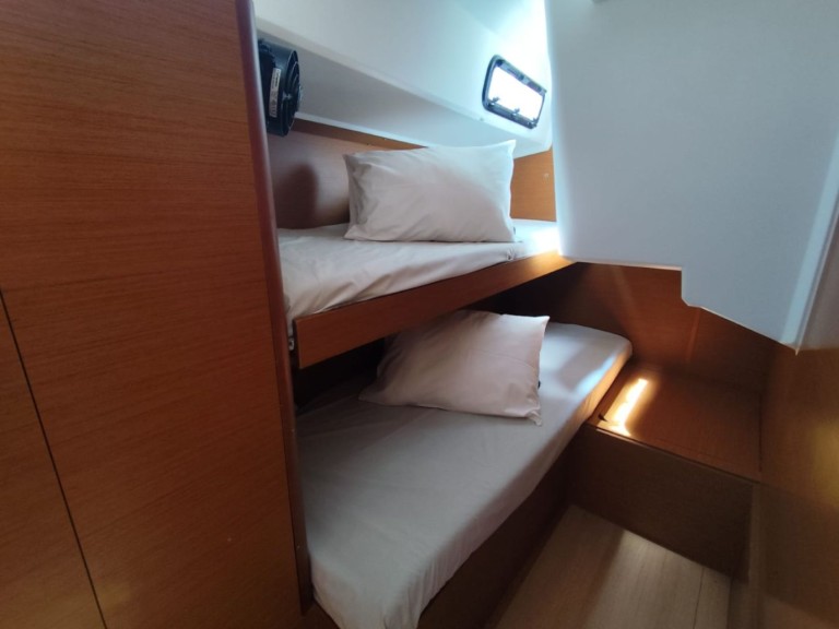 Sailboat to hire Gouvia at the best price