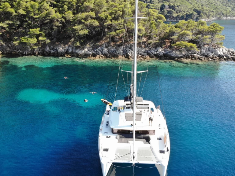 Charter a Lagoon Lagoon 450 F in Kaštela on Samboat
