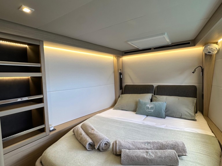 Hire Catamaran Lagoon with a boat licence