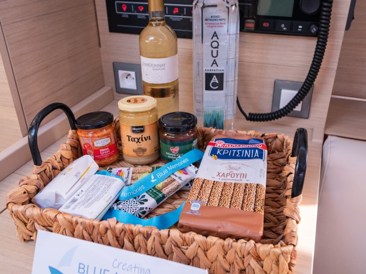 Charter a Bénéteau Oceanis 37.1 in Lefkáda on Samboat