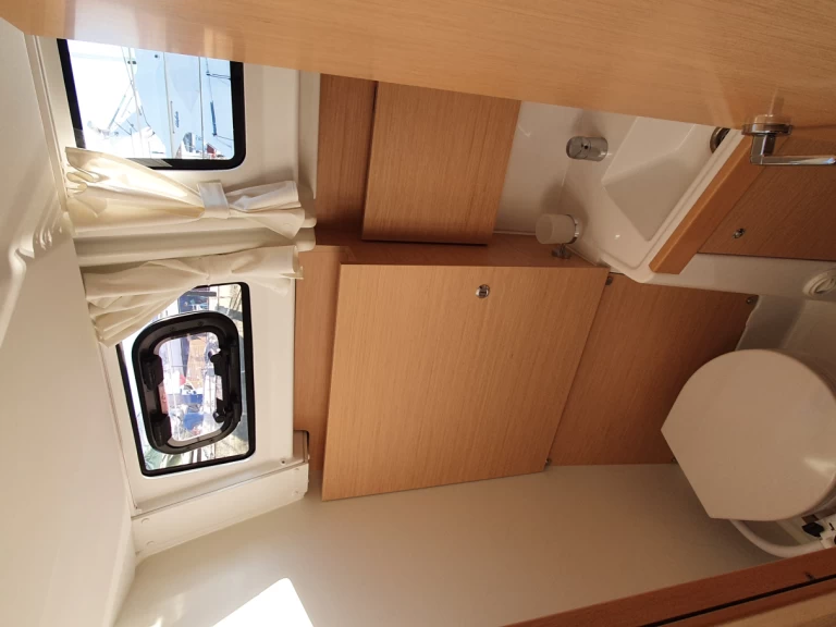 Yacht charter Olbia - Bénéteau Oceanis 38 (3/2) on SamBoat