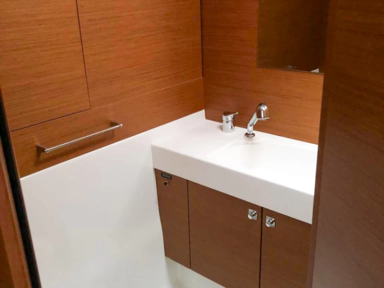 Hire Sailboat Jeanneau with a boat licence