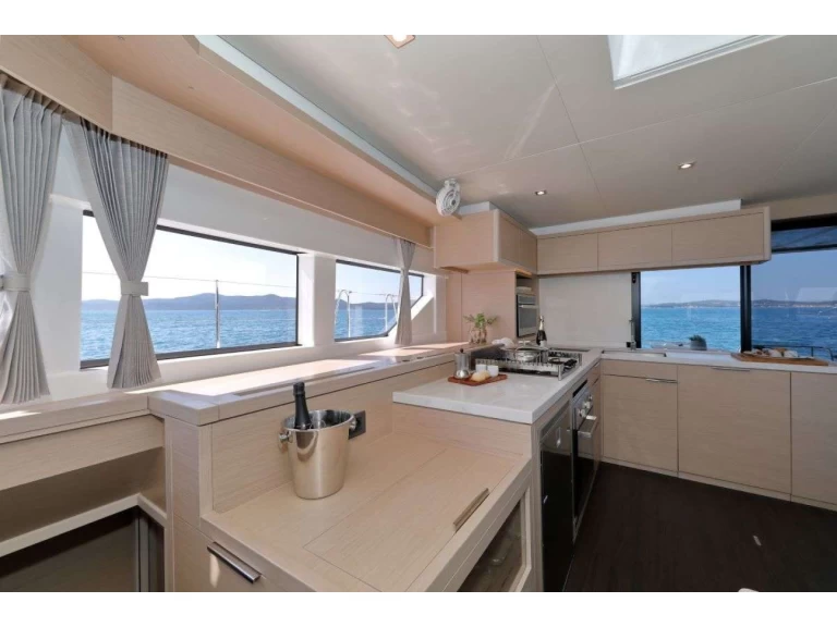 Catamaran hire in Kaštel Gomilica - Lagoon Lagoon 55