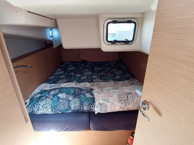 Charter a Jeanneau Sun Odyssey 440 - 4 cabine - 2 bagni in Castiglioncello on Samboat