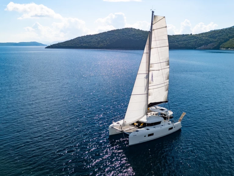 Hire Catamaran Lagoon with a boat licence