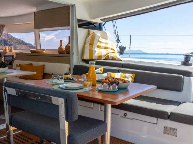 Charter a Lagoon Lagoon 43 in Lefkáda on Samboat