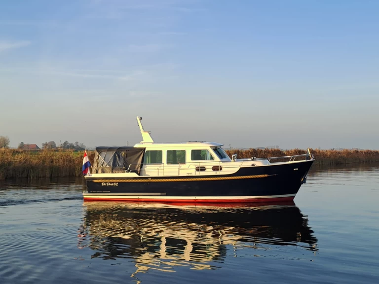 Hire Motorboat De Drait with a boat licence