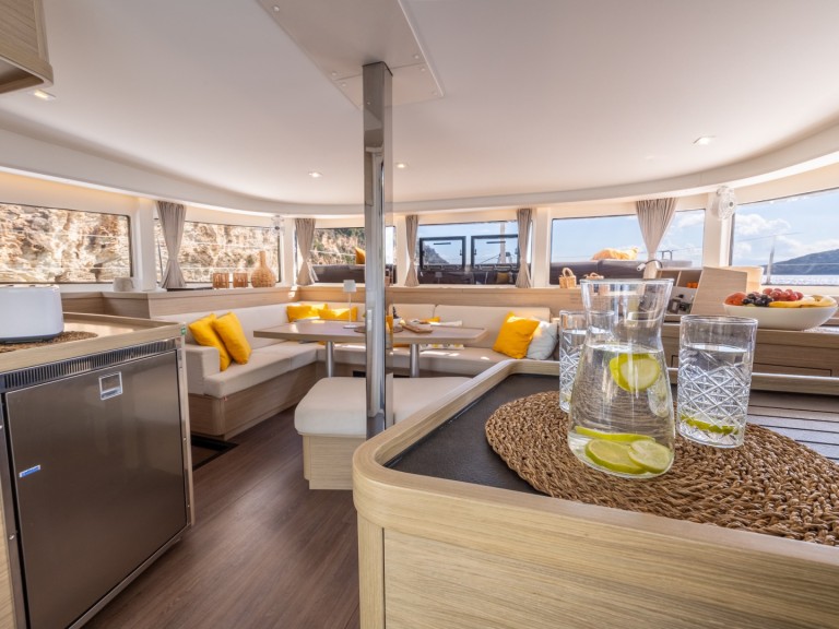 Catamaran hire in Lefkáda - Lagoon Lagoon 42