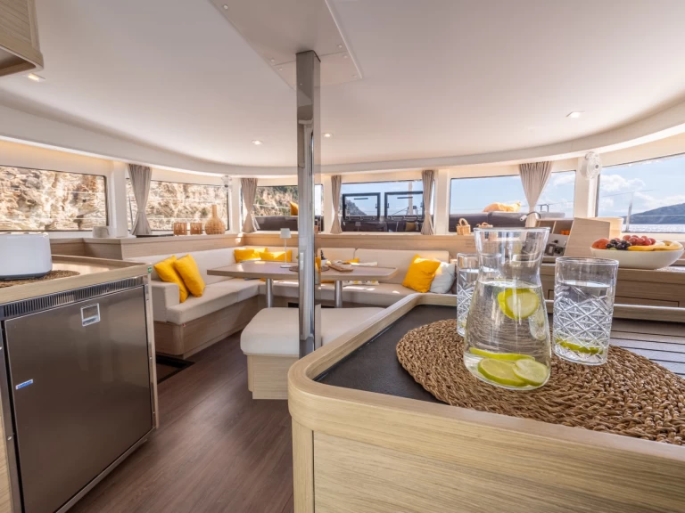 Catamaran hire in Lefkáda - Lagoon Lagoon 42