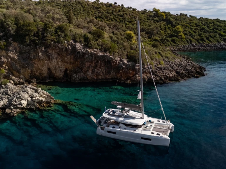 Catamaran to hire Lefkáda at the best price