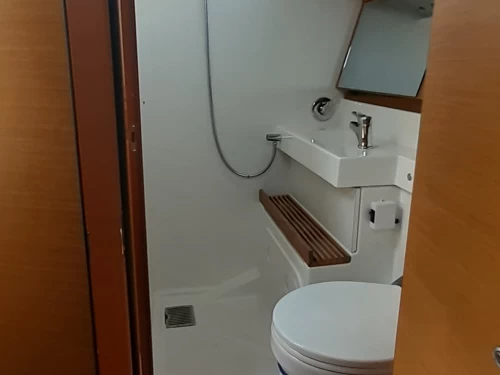 Hire Sailboat Jeanneau with a boat licence