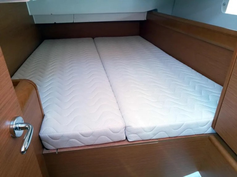 Charter a Jeanneau Sun Odyssey 449 in Agropoli on Samboat