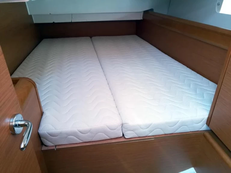 Charter a Jeanneau Sun Odyssey 449 in Agropoli on Samboat