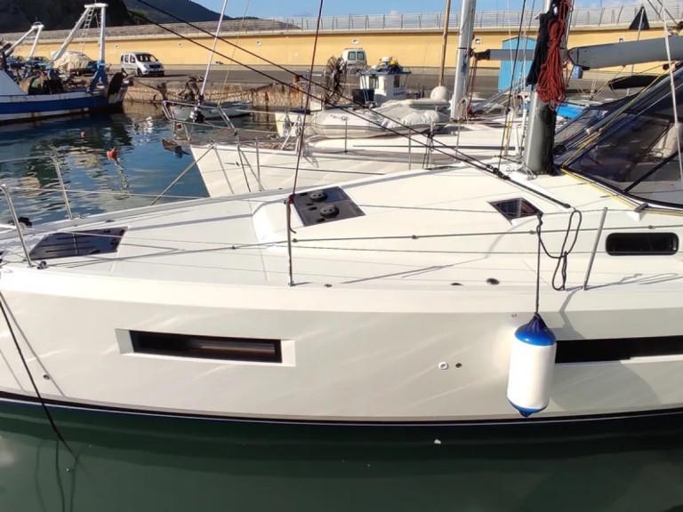 Hire Sailboat Jeanneau with a boat licence