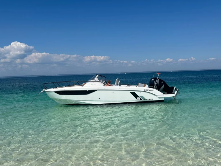 Hire Motorboat Bénéteau with a boat licence