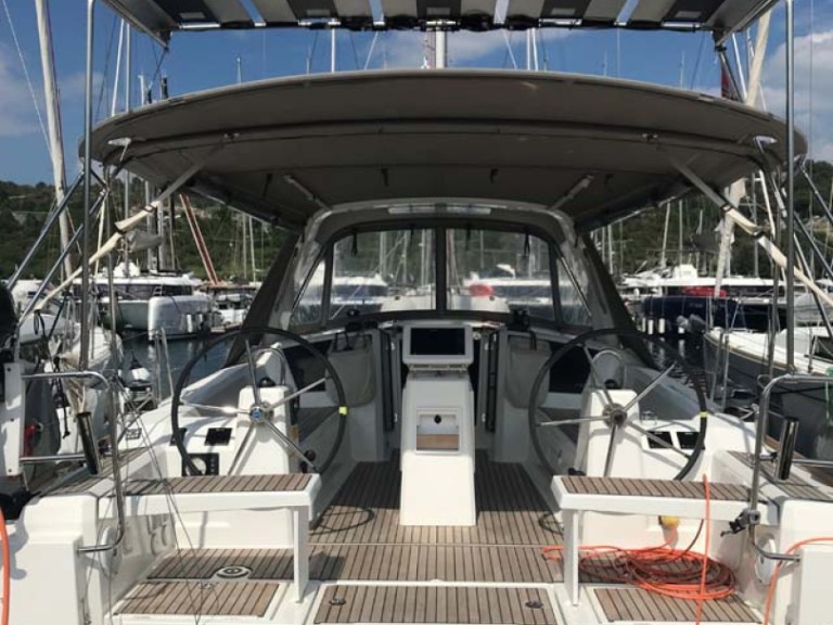 Hire a Bénéteau Oceanis 38.1 Split