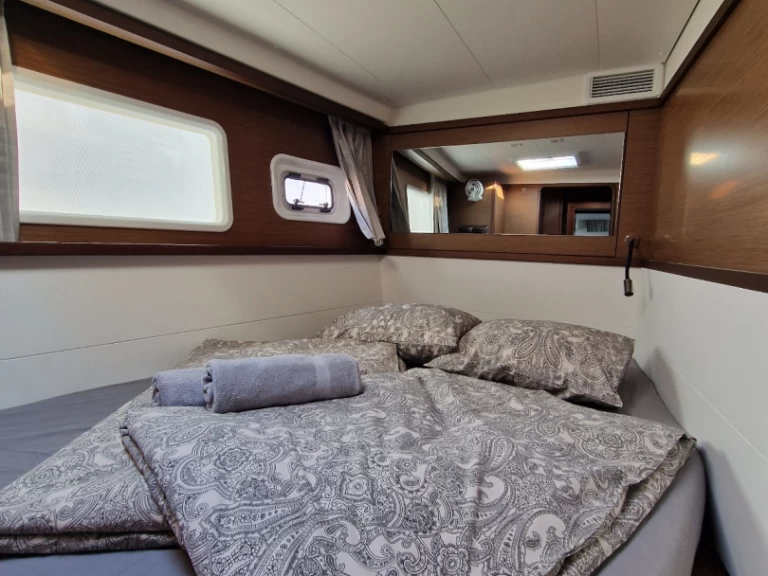 Charter a Lagoon Lagoon 450 Sport Top in Punat on Samboat