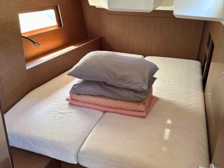 Sailboat to hire Alimos at the best price