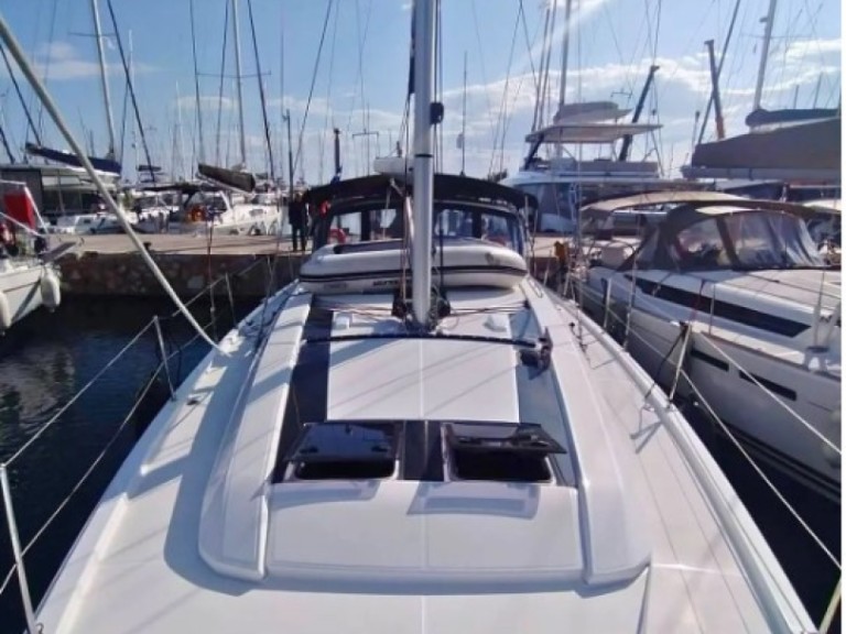 Bénéteau Oceanis 46.1 charter bareboat or skippered in  Alimos