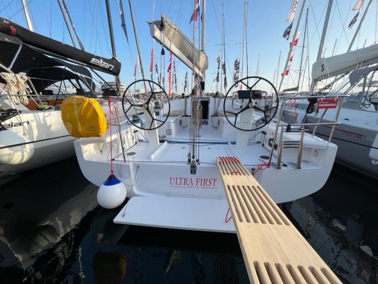 Hire a Bénéteau First 36 Split