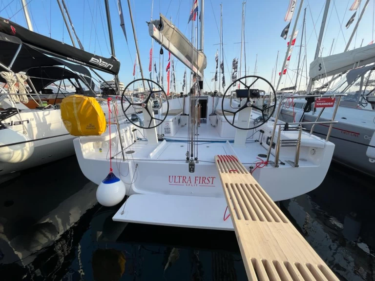 Hire a Bénéteau First 36 Split