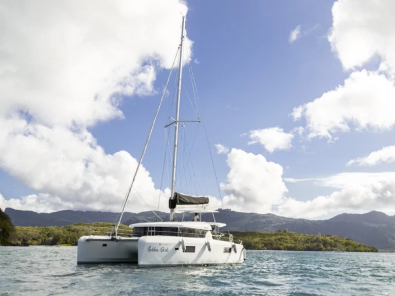Yacht hire Mahé cheap Lagoon 42