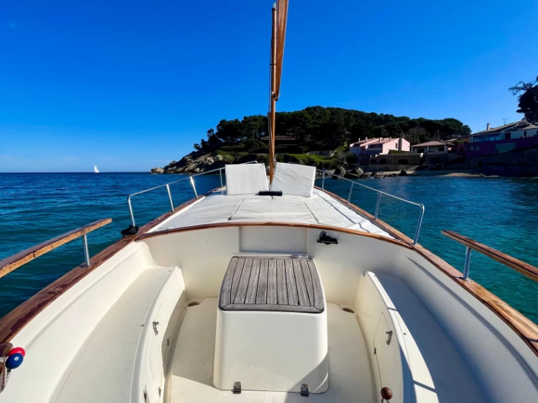 Hire Motorboat Menorquin-Yachts with a boat licence
