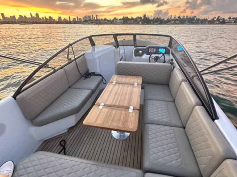 Motorboat to hire Riviera Beach at the best price