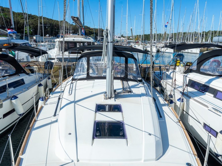 Yacht hire Pula cheap Oceanis 38.1
