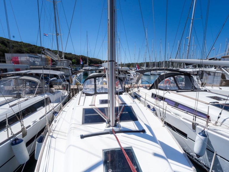 Sailboat to hire Pula at the best price