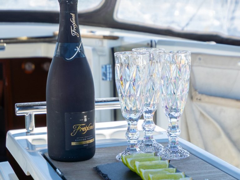 Hire a Bénéteau Oceanis 38.1 Pula