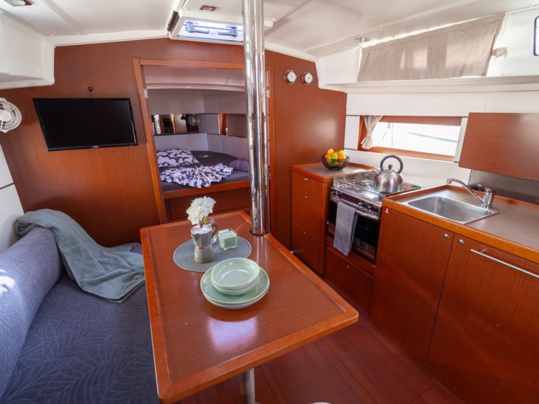 Sailboat hire in Pula - Bénéteau Oceanis 38.1