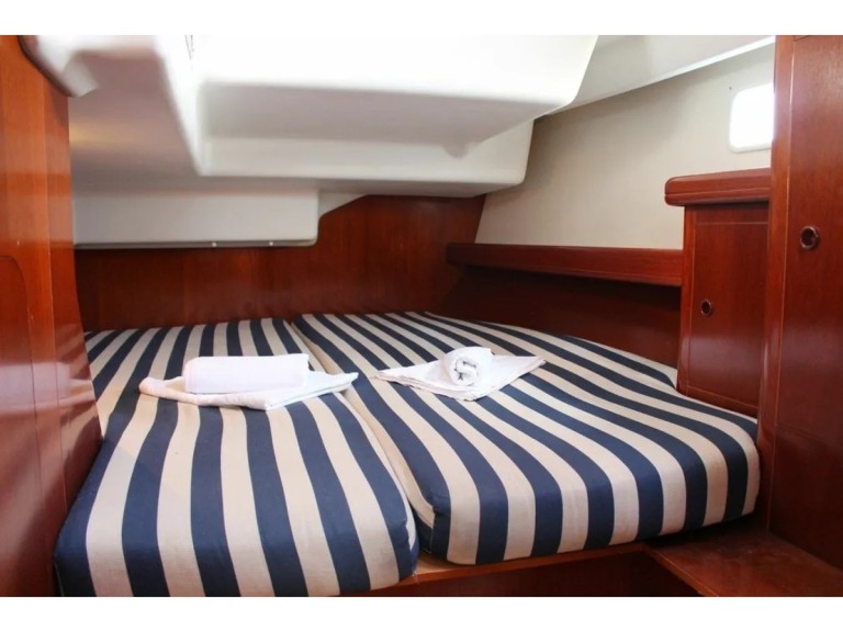 Hire Sailboat with or without skipper Bénéteau Nikiána