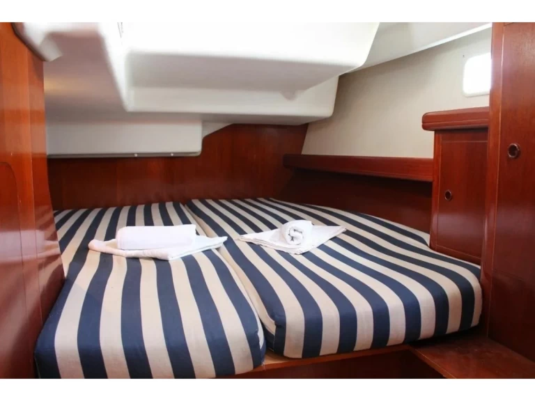 Hire Sailboat with or without skipper Bénéteau Nikiána