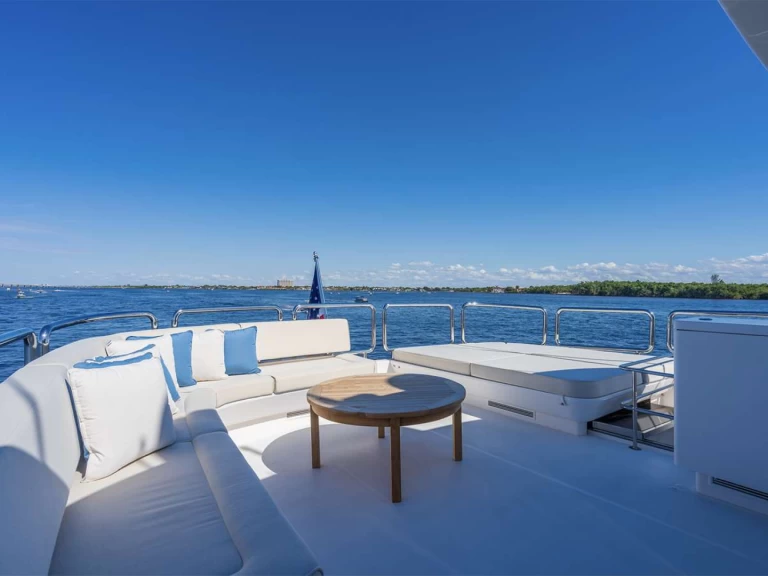 Luxury Yacht to hire Nassau at the best price
