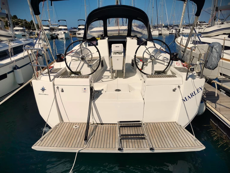 Jeanneau Sun Odyssey 419 charter bareboat or skippered in  Drage