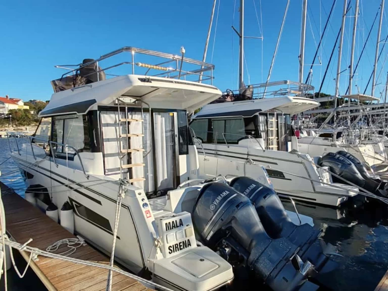 Jeanneau Merry Fisher 1095 Fly charter bareboat or skippered in  Drage